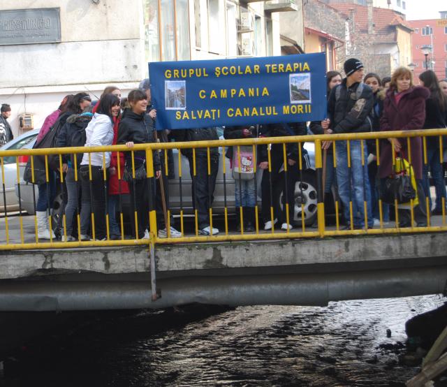 Elevii Grupului Şcolar de Chimie Industrială încearcă să salveze Canalul Morii