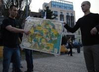 Basarabenii din Cluj s-au întâlnit în Piaţa Avram Iancu în semn de solidaritate faţă de manifestaţiile de stradă din Chişinău