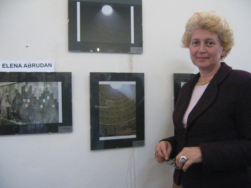 “În general sunt preocupată de artă și fotografie, iar prin acest vernisaj am expus ceea ce m-a impresionat în călătoriile mele”, a explicat Elena Abrudan, șefa catedrei de jurnalism a Universității “Babeș-Bolyai”  