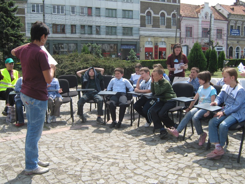  Explicatie foto: Centrul de Voluntariat Cluj-Napoca a organizat astăzi, în Piața Mihai Viteazu, lecții deschise pe tema siguranței în trafic