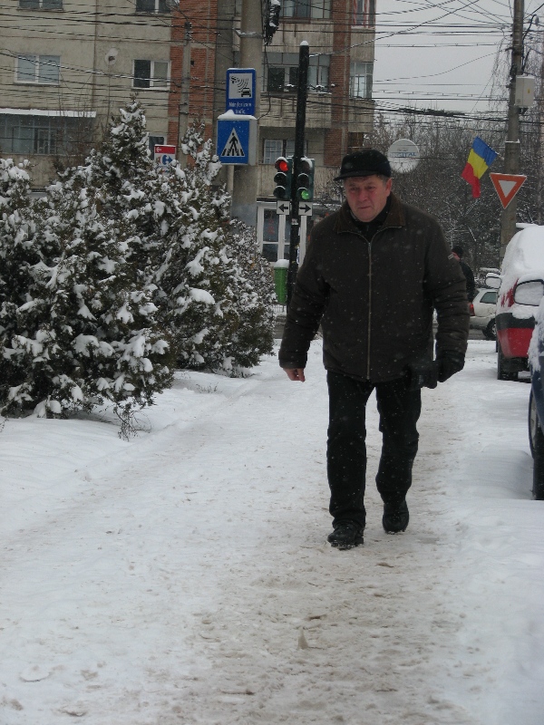 Proprietarii au obligația de curăța zăpada și gheața de pe trotuare