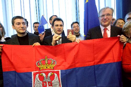 Comisarul european pentru Extindere, Olli Rehn primeşte primii cetăşeni sârbi care călătoresc fără viză 