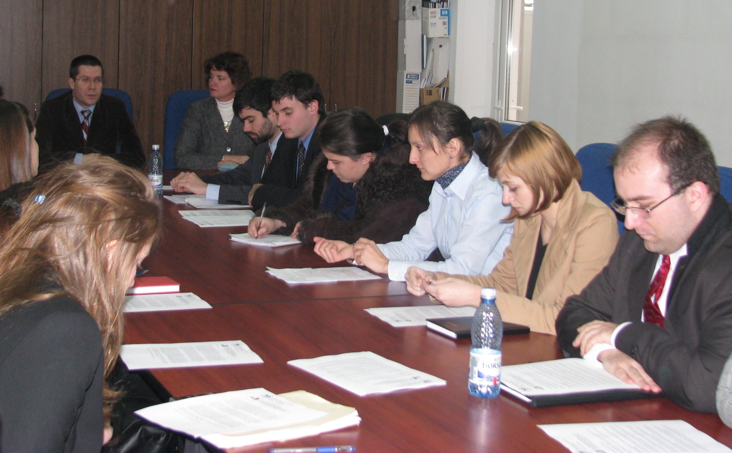  Masteranzi de la Catedra de Administraţie Publică a Universităţii “Babeş-Bolyai” și de la School of Urban Affairs & Public Policy a Universității din Delaware, SUA, au lucrat timp de două săptămâni la cercetări comune comparative. Acest program de cercetare şi schimb de experienţă se află deja la a doua ediţie, un grup similar de studenţi vizitând România în ianuarie 2008.  Fiecare echipă a avut o temă de cercetare stabilită în prealabil, care a fost îndelinită prin realizarea unor interviuri cu persoane din instituţii relevante – administraţia publică locală şi judeţeană, structuri deconcentrate, ONG-uri, etc. „Cercetările efectuate de grupurile mixte de studenți au început cu teme referitoare la politici educaționale, de exemplu descentralizarea în educație, descentralizarea în sănătate și managementul în domeniul sănătății publice, transparența și accesul la informațiile publice, și alte teme de interes atât pentru România cât și pentru Statele Unite ale Americii.”, a declarat Dacian Dragoș, prodecanul Facultății de Științe Politice, Administrative și ale Comunicării.  La sfârşitul stagiului, echipele vor prezenta cercetările, ce mai apoi vor fi incluse într-o carte.  Mara Rusu 