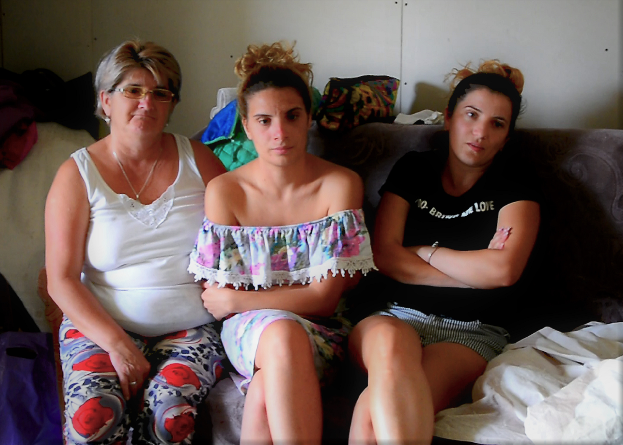 Greta, Carmen și Andrada (de la stânga la dreapta) stau și povestesc în sufrageria aproape finalizată din casa părintească.