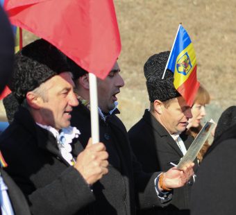 Un grup din Maramureș a participat în număr restrâns la paradă, doar 3 persoane, la fel ca acum 100 de ani, când se semnase actul unirii la Alba Iulia