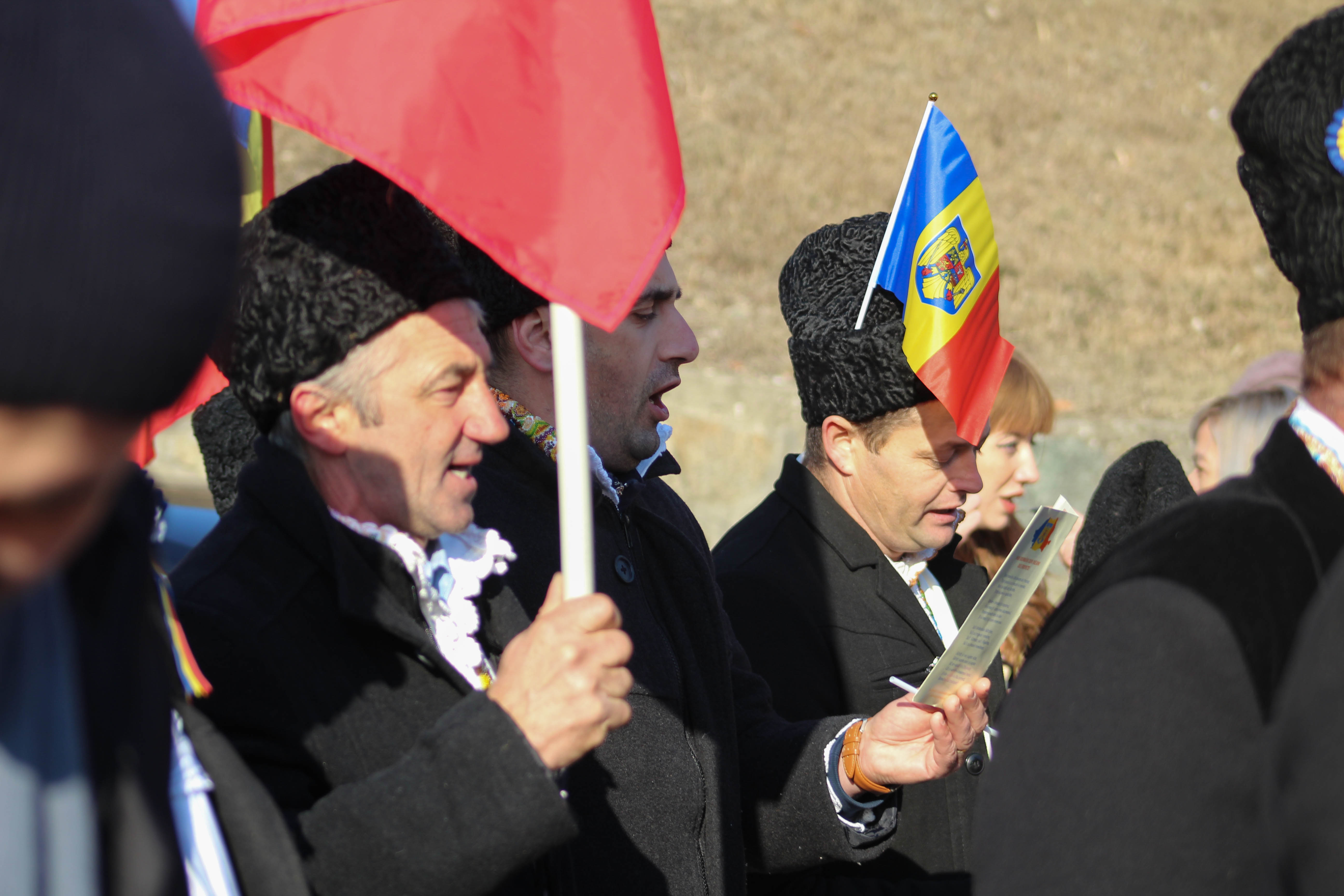 Un grup din Maramureș a participat în număr restrâns la paradă, doar 3 persoane, la fel ca acum 100 de ani, când se semnase actul unirii la Alba Iulia