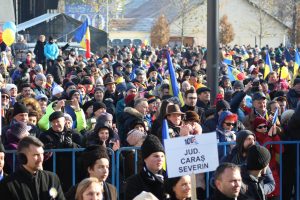 Mulțimea de oameni a asistat curioasă la ceremonial, aplaudând fiecare moment în parte