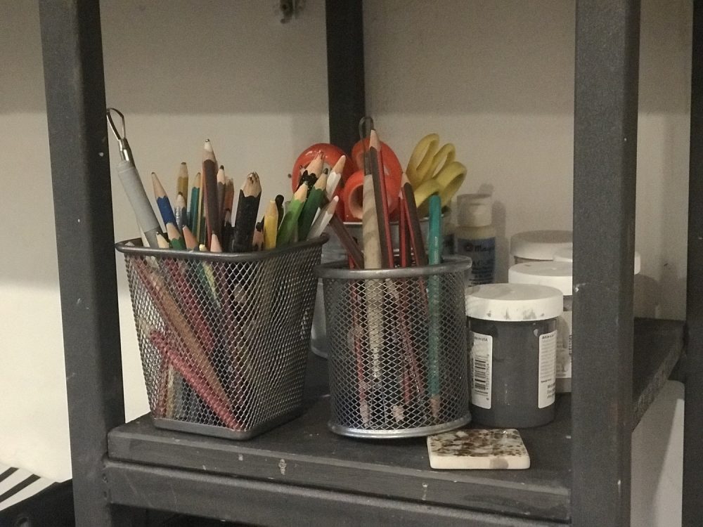 Sub masă există diferite obiecte care te ajută în crearea produsului dorit, precum: creioane, foarfece, pensule, culori etc.