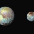 Sursa foto: https://edition.cnn.com/2020/06/14/world/nasa-new-horizons-nearby-stars-scn/index.html Descriere: Culorile din această imagine ale planetei Pluto și ale satelitului Charon sunt exagerate pentru a facilita observarea caracteristicilor lor distincte. (Acestea nu sunt culorile adevărate ale planetei Pluto și ale satelitului Charon, iar cele două corpuri nu sunt atât de apropiate în spațiu.). Această imagine a fost realizată în 13 iulie, cu o zi înainte ca New Horizons să ajungă cel mai aproape de Pluto.